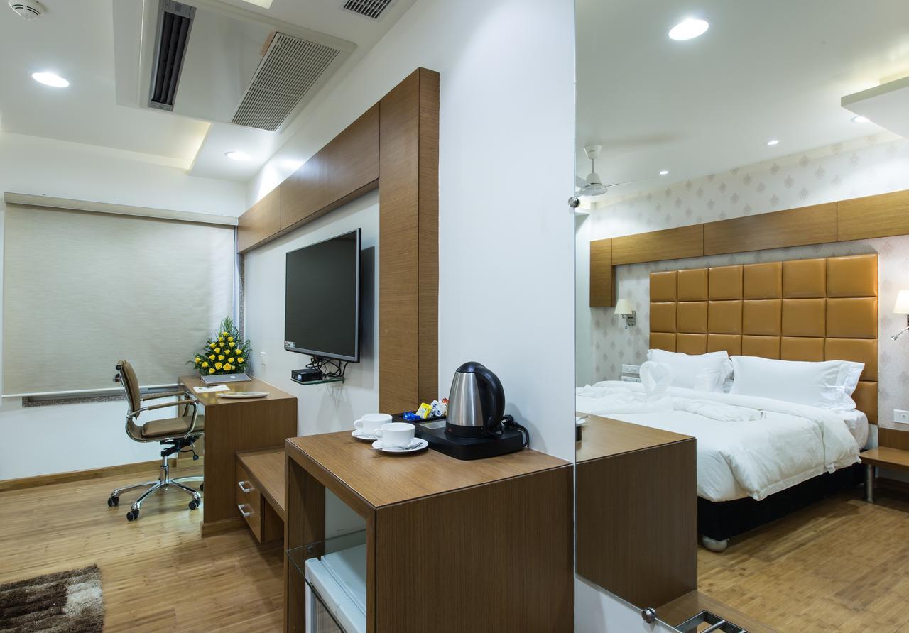 בהופאל Hotel Atishay מראה חיצוני תמונה