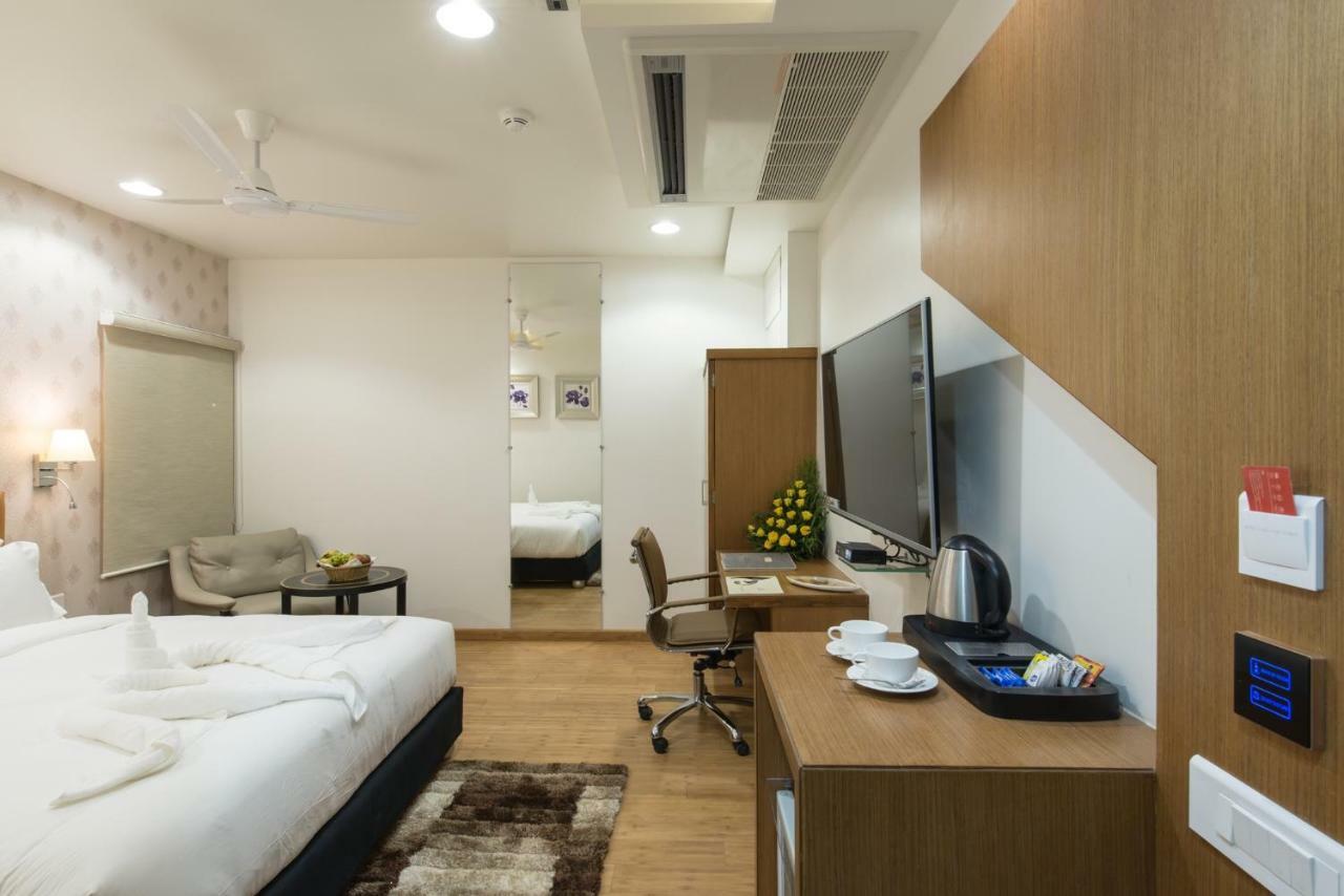 בהופאל Hotel Atishay מראה חיצוני תמונה